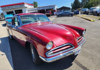 Seattle, WA, ABD 3 Temmuz 2024: Studebaker Şampiyonu Komutan Starlight Coupe kırmızı renk. Köşeden bak. Studebaker Kumandanı, Studebaker tarafından üretilen birkaç otomobilin model adıdır.