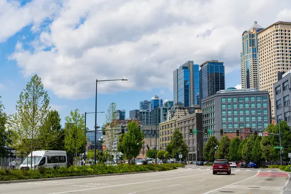 Seattle, ABD - 26 Temmuz 2024: Gökdelen mimarili şehir manzarası. Seattle 'a giden yol gökdelenli şehir manzarasına çıkıyor. Seattle 'a giden yol. Yol güzergahı. Modern şehir.