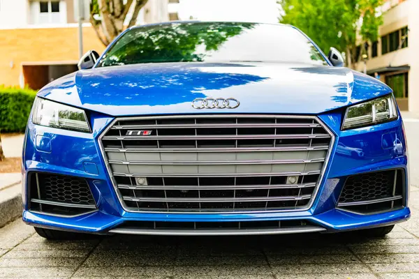 Seattle, ABD - 22 Temmuz 2024: 2016 Audi TTS Coupe açık hava manzaralı. Sokaktaki Audi TTS coupe. Audi TTS 'nin lüks arabası. Audi bayiliği.