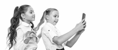 Okul çocukları sınıfta selfie çekiyor. Okula dönüyorum. Kızlar, çocuklar selfie çekiyor. Okul arkadaşları bloglarında ve telefonla selfie çekiyorlar. Boşluk afişini kopyala.