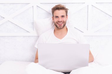 Serbest çalışan adam uzaktan kumandası çalışıyor. Serbest meslek işte. İnternetten al. Bilgisayardan alışveriş. Millennial Man online alışveriş yapıyor. Evde çalışan serbest çalışan bir adam. Evden çalışıyorum. Siber Pazartesi.
