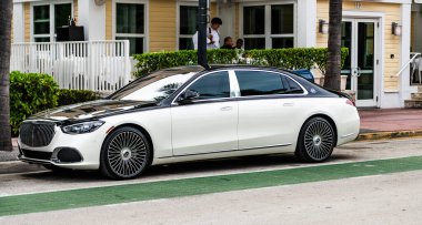 Miami Beach, Florida USA - 10 Haziran 2024: Mercedes-Benz Maybach S 680 Miami plajında. Beyaz ve siyah Mercedes-Benz Maybach S 680 okyanus yolunda