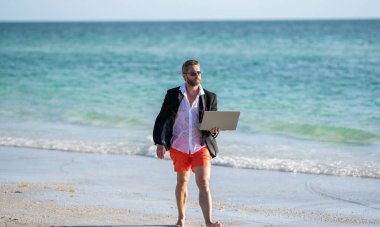 Hafta sonu ve iş adamının uzaktan bağımsız çalışması. Vücudunu şarj et. Serbest konsept ve yaz seyahati. İş adamı yaz tatili. Uzaktan kumandalı takım elbiseli iş adamı.