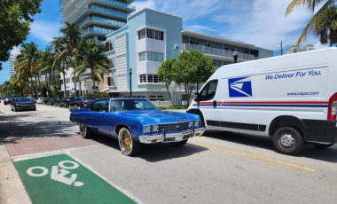 Miami Beach, Florida USA - 8 Haziran 2024 Chevrolet Impala Coupe Blue Miami Beach Okyanus Yolu 'nda. 1973 Chevrolet Impala Coupe eski bir klasik ABD arabasıdır.