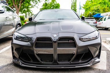 Seattle, ABD - 22 Temmuz 2024: BMW M3 G80 lüks araba açık hava manzaralı. BMW M3 G80 sokakta. BMW M3 G80 'in lüks arabası. BMW bayiliği.