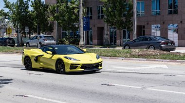 Miami Beach, Florida USA - 9 Haziran 2024: Chevy Corvette 3LT Miami Beach 'te. Kireç sarısı Chevy Corvette 3LT