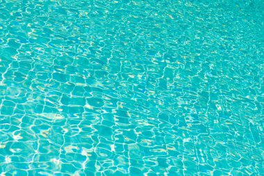 Parlak sahil kıyısı. Yaz tatilinde. Dalgalanan suyun arka planı. Deniz sahili geçmişi. Yaz tatili. Mavi deniz lagünü dalgalanması. Deniz kıyısı kıyısı. Tatil yeri.