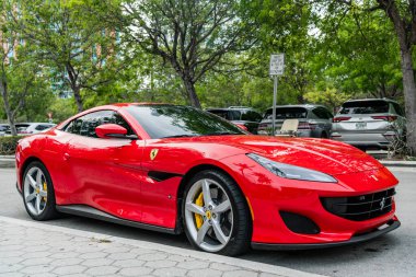 Miami Beach, Florida USA - 10 Haziran 2024: 2019 Ferrari Portofino Miami plajında kırmızı. Ferrari lüks İtalyan markasıdır..