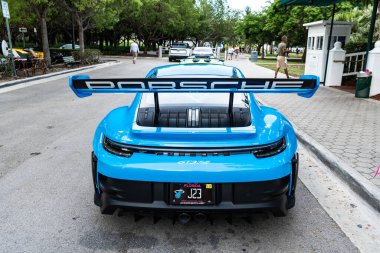Miami Beach, Florida USA - 9 Haziran 2024: Porsche 911 GT3 Miami plajında. Mavi Porsche 911 GT3. arka plan
