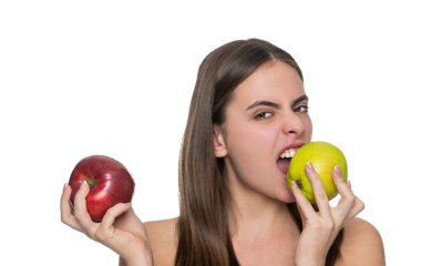 Doğal vitamin için sağlıklı elma meyvesi. Diyet ve sağlıklı yaşam tarzı. Sağlıklı dişleri olan bir kadın, elmayı beyazın üstünde soyutlar. Kadın derisi detoksu. Elmalı organik meyve. Sağlıklı beslen. Detox Ürünleri.