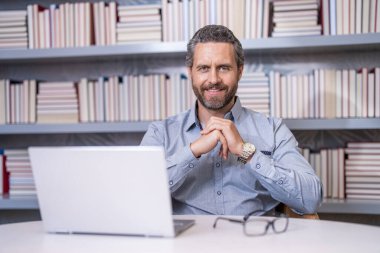 Dizüstü bilgisayarı olan bir milenyum öğretmeni. Online eğitim dersi. Okul öğretmeniyle vakit geçiriyorum. Videolu uzaktan eğitim. Serbest çalışan bir iş adamı. İşletme öğretmeni. Genel iş perspektifi.