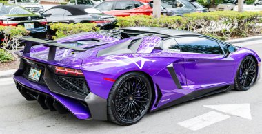 Miami Beach, Florida USA - 8 Haziran 2024 Lamborghini Aventador SVJ Roadster Miami sahilinde. Lamborghini lüks bir İtalyan otomobil üreticisi. Yavru Lamborghini Aventador SVJ Roadster