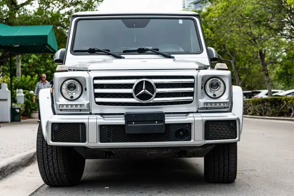 Miami Beach, Florida USA - 10 Haziran 2024 Mercedes G55 AMG V8 Kompressor. Mercedes benz white gelentwagen G55 AMG V8 Kompressor Miami sahilinde. ön görünüm