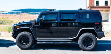 Seattle, ABD - 14 Temmuz 2024: 2003 Hummer H2 SUV aracı, açık hava manzaralı. Hummer H2 SUV yolda. Hummer H2 SUV 'un lüks arabası. Hummer bayiliği..