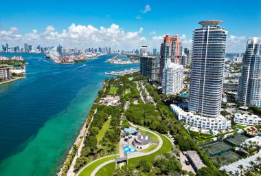 Marina, Miami Beach, Florida USA 'de. Biscayne Körfezi. Lüks şehir manzaralı Miami Marina şehir merkezi. Yaz tatili. Güney sahili havacılık şehri. Şehir manzarası. Miami plajı hava manzarası. Lüks yaşam tarzı.