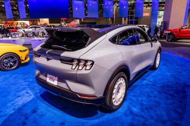 New York City, ABD - 27 Mart 2024: Ford Mustang Mach-E SUV elektrikli araba New York Uluslararası Otomobil Fuarı, köşe manzara.