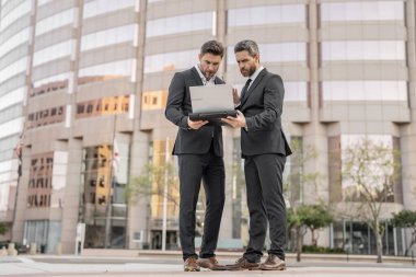 Dizüstü bilgisayarda çalışan adamlar. Çevrimiçi çalışan iş adamları. Dizüstü bilgisayarlı iş adamları. Çalışıyorum. İş adamları e-postaları kontrol ediyor. İş adamları dışarıda serbest çalışıyor. İnternette iş. New York.