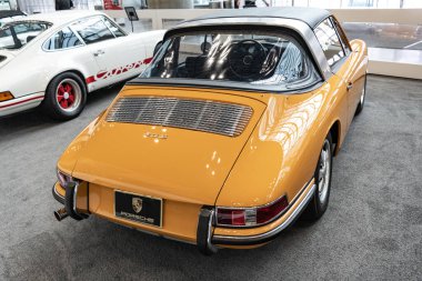 New York City, ABD - 27 Mart 2024: 1968 Porsche 912 New York Uluslararası Otomobil Fuarı, nadir manzara.