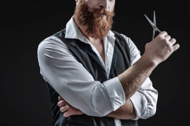 Kızıl sakallı adam. Berber dükkanındaki kuaför siyahtan soyutlanmış. Makas kullanan berber. Kaba kuaför saç kesiyor. Berber dükkanında çalışan bir kuaför. Berber dükkanı. Berber aletleri.