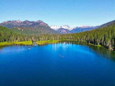 Washington 'daki Cooper Gölü. Cooper Gölü 'nün popüler doğa yürüyüşü. Cooper gölü ve dağ manzarası. Cooper Gölü 'nün dağ ve orman manzarası. Doğa manzarası.