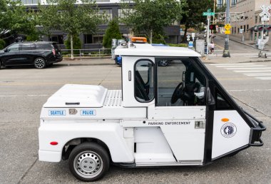 Seattle, ABD - 26 Temmuz 2024: Seattle polisi üç tekerlekli aracın otoparkını dışarı park etti. Üç tekerlekli polis aracının park cezası. Polis otoparkı.
