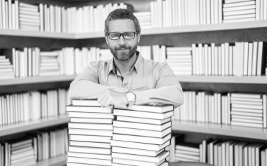 Adam üniversite eğitimi alıyor. Erkek öğretmenle okul eğitimi. Eğitim ve bilgi. Okula dönüyorum. Okumaya dalmış. Okulda öğretmenlik eğitimi. Bilgi günü. kitaptan bilgi al.
