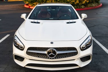 Seattle, ABD - 02 Ağustos 2024: Mercedes Benz SL450 lüks araba beyaz renkli açık hava manzaralı. Mercedes Benz SL450 sokakta. Mercedes Benz SL450 'nin lüks arabası. Mercedes Benz bayiliği.