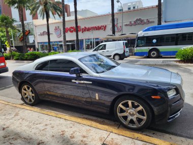 Miami Beach, Florida USA - 8 Haziran 2024: 2014 Rolls-Royce Wraith lüks arabası Miami Beach 'te. Rolls Royce, İngiliz lüks araba markası.