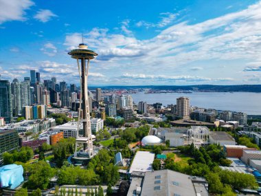 Seattle, Washington, USA- 25 Temmuz 2024: Seattle şehir merkezi silueti. Havadan Seattle. Uzay iğnesi. Modern Seattle bölgesi, Elliott Körfezi. Hava boşluğu iğnesinin mimarisi. Seattle 'ın havadan görüntüsü