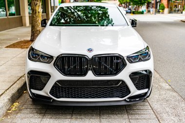 Seattle, WA, ABD - 22 Temmuz 2024: 2020 BMW x6 m beyaz. BMW, lüks araç ve motosiklet üreticisi bir Alman çokuluslu üreticisi. BMW prestijli bir arabadır. ön görünüm