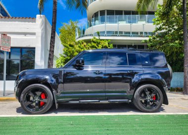 Miami Beach, Florida USA - 8 Haziran 2024 Land Rover Defender SUv Ocean Drive Miami Beach 'te. Miami 'deki LAND RANGE RANGE RANGE savunucusu. yan görünüm