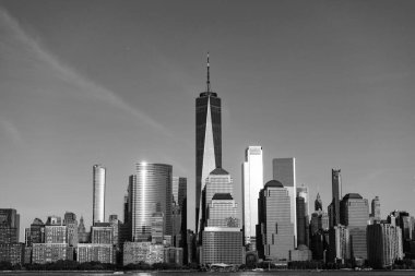 Manhattan Metropolitan City 'deki gökdelen binası. New York şehir merkezi. Gün doğumunda ufuk çizgisi var..