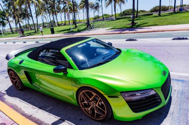 Miami Beach, Florida USA - 5 Haziran 2024: 2014 Audi R8 yeşil lüks araba Miami plaj caddesinde. Audi R8 okyanus yolunda.