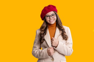 Sonbahar sezonu. Sonbaharda tarz sahibi bir kız. Gençlik modelinin sonbahar havası. Sonbahar moda kızı sarıda izole edilmiş. Moda ve şık bir kız. Gözlüklü ve bereli sonbahar kızı. Sonbahar renk paleti.