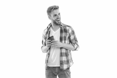 Arka planda kahve olan bin yıllık bir adam. Stüdyoda kahve içen milenyum adamı. Kahveli milenyum adamı fotoğrafı. Kahveli milenyum adamı beyaz üzerine izole edilmiş.