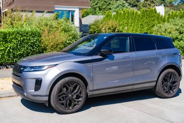 Seattle, WA, ABD - 3 Temmuz 2024: Land Rover Range Evoque metalik yan görünümü.