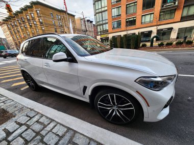 New York, ABD - 10 Şubat 2019 BMW X5 SUV beyaz araba, yan görüş.