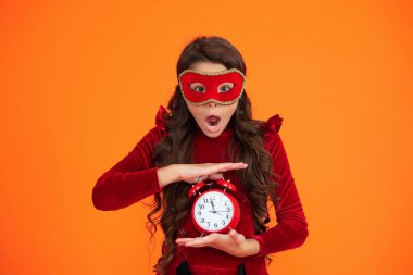 Parti sonrası eve geç gelen bir kız. Tatil eğlencesi bitti. Geri sayım. Geç kalan kız portakallı. Geç saatte. Parti geri sayımı. Parti maskeli, saati olan genç bir kız. Son parti geri sayımı.