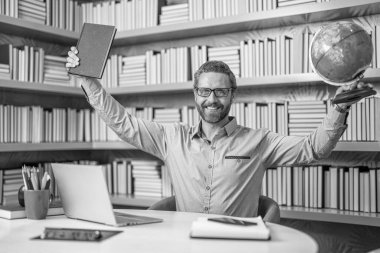 Online eğitim. Öğretmenler günü. Sınıfta üniversite öğretmeni. Online özel ders. İlham verici eğitmenler. Okulda çevrimiçi sınıf. Okul sınıfında online eğitim. Öğretmenim sınıfta..