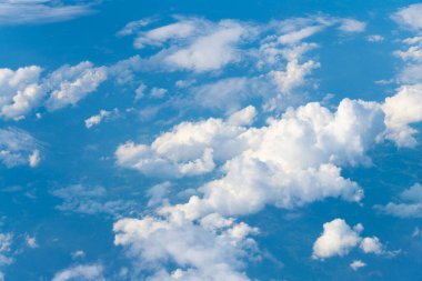 Gökyüzünde bulutlar olan mavi gökyüzü. Gökyüzü bulutları. Yumuşak güneş ışığıyla beyaz bulutlu cennet. Pastel mavi gökyüzü arka planında bulutlar