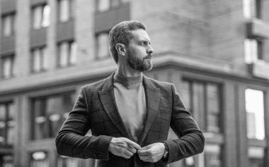 Ceket giymiş insan görüntüsü. Açık havada erkek giyim bölümünde bir adam. Sokaktaki erkek giyim bölümündeki adam. Erkek giyimli adam dışarıda..