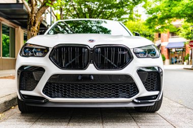 Seattle, ABD - 22 Temmuz 2020 BMW X6 M SUV çapraz otomobil açık havada, ön manzara. BMW X6 sokakta. BMW X6 'nın lüks arabası. BMW bayiliği.