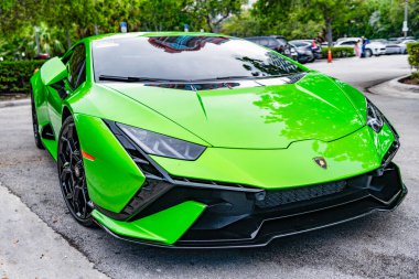 Miami Beach, Florida USA - 9 Haziran 2024 Lamborghini Huracan Tecnica Green Miami plajında. Lamborghini lüks bir İtalyan otomobil üreticisi.
