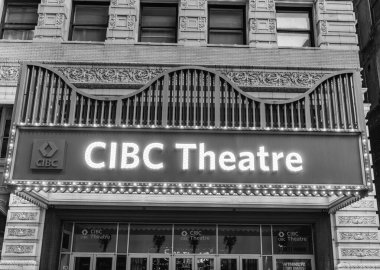 Chicago, ABD - 28 Nisan 2023: Sahne sanatları CIBC tiyatro ışığı ön cephesi