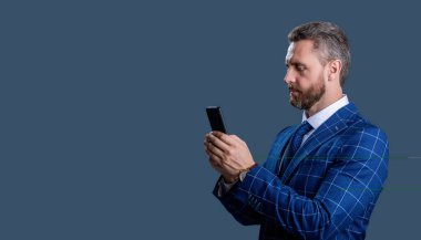 Telefon kullanan bir iş adamı. Gri yolda insan telefonu görüşmesi izole edildi. İş adamı sohbeti. İş adamı mesajlaşması ve mesajı. Sosyal ağ. Telefonu olan İspanyol bir iş adamı. Alan reklamını kopyala.