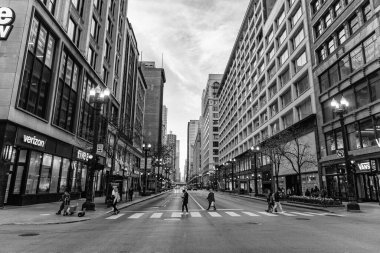 Chicago, ABD - 28 Nisan 2023: State Street kavşağı, Chicago 'nun ana caddelerinden biri, şehir binaları perspektif manzara.