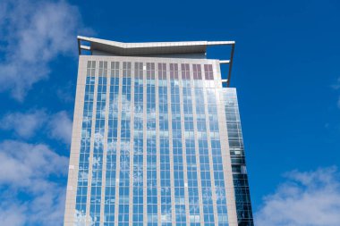 Perspektif şehir gökdeleni. Modern gökdelen binası. Metropolis 'teki cam bina. Gökdelen perspektif görüntüsü. Şehir mimarisi. Modern cam binaların mimarisi. Şehir merkezi..