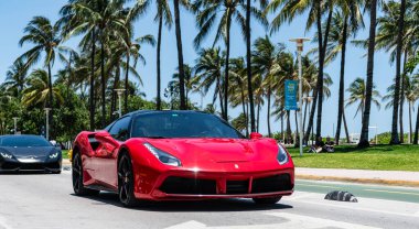 Miami Beach, Florida USA - 9 Haziran 2024: Ferrari 488 gtb örümcek Miami plajında kırmızı. Ferrari lüks bir İtalyan markasıdır. Ferrari 488 gtb kırmızı okyanus sürücüsü Miami plajı