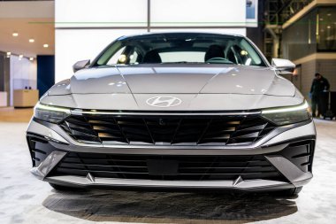 New York City, ABD - 27 Mart 2024 Hyundai Elantra SEL arabası New York Uluslararası Otomobil Fuarı, ön manzara.