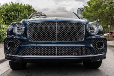Miami Beach, Florida USA - 10 Haziran 2024 Bentley Bentayga Miami Beach Ocean Drive Caddesi. Blue Bentley Bentayga okyanus yolculuğunda.